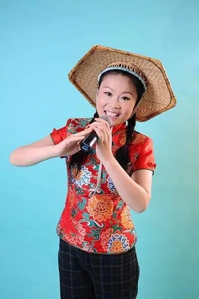 草帽姐的真实背景,从农村女孩到音乐明星的奋斗之路